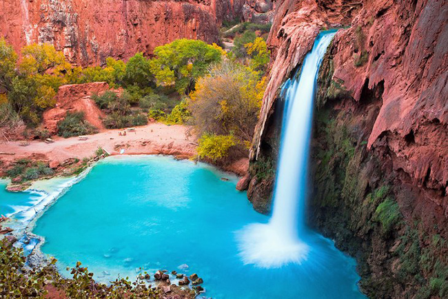 Thác Havasu, Arizona, Mỹ: Thác Havasu đổ mạnh trên những vách đá màu đỏ cam, tạo thành những hồ nước màu xanh lam ngọc sáng trong một hẻm núi bên của Grand Canyon.