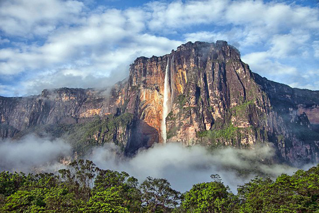 Thác Angel, Venezuela: Nằm ở Venezuela, thác Angels là thác nước cao nhất thế giới với độ cao đáng kinh ngạc 979m, cao hơn 15 lần so với thác Niagara.