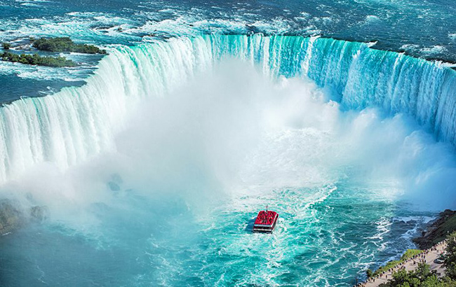 Thác Niagara, Mỹ / Canada: Mặc dù không phải là thác nước cao nhất thế giới, nhưng thác Niagara chắc chắn rất ấn tượng về phạm vi và sức mạnh. Thác Niagara bao gồm 3 thác, trong đó thác nước lớn nhất là thác Móng ngựa.