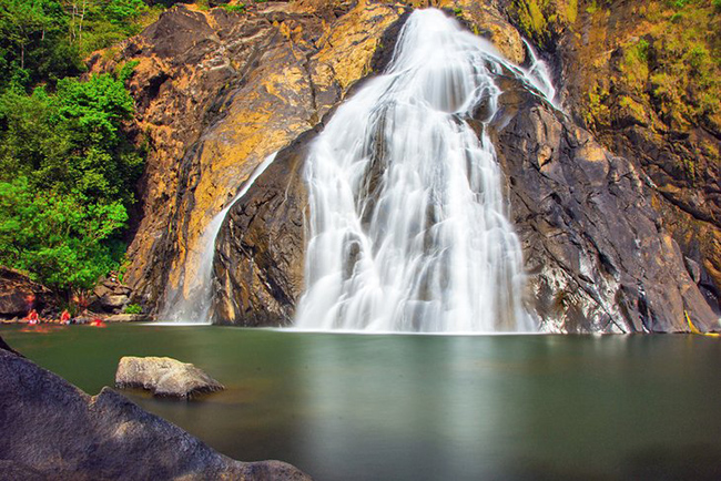 Thác Dudhsagar, Ấn Độ: Một trong những thác nước cao nhất và ấn tượng nhất của Ấn Độ, thác Dudhsagar đổ xuống thành 4 tầng với tốc độ và lực phun rất mạnh.