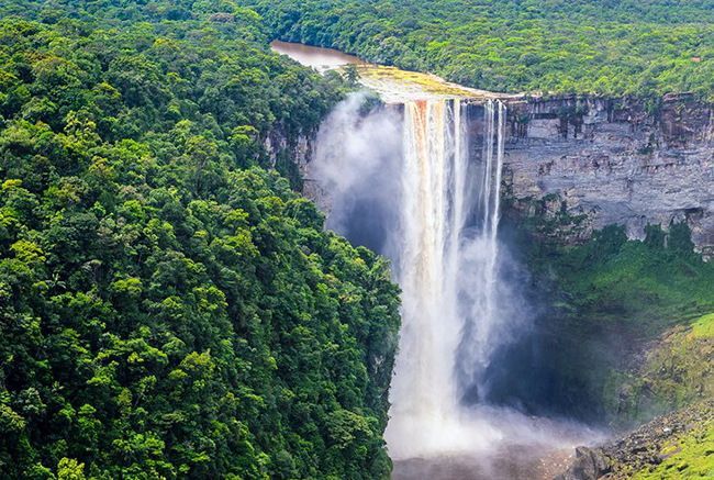 Thác Kaieteur, Guyana: Thác Kaieteur, nằm ẩn sâu trong rừng nhiệt đới Amazon ở Guyana. Đây cũng là một trong những thác đẹp và hùng vĩ nhất thế giới ở độ cao 226m.