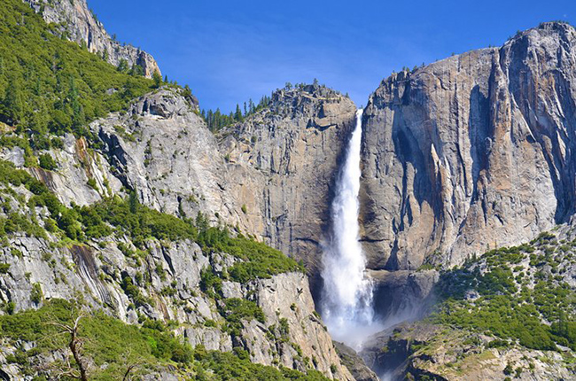 Thác Yosemite, California, Mỹ: Thác Yosemite là thác nước cao thứ 5 trên thế giới và cao nhất ở Bắc Mỹ. Nằm trong Công viên Quốc gia Yosemite, thác Yosemite bao gồm 3 thác riêng biệt có độ cao tạo ra ảo giác như một dòng thác khổng lồ.