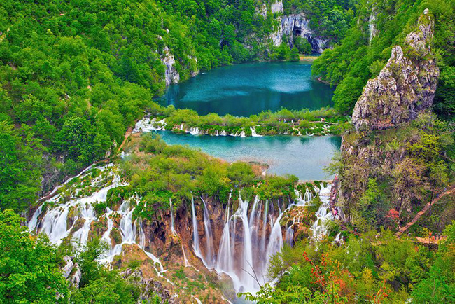 Thác nước Plitvice, Croatia: 16 hồ nước xếp tầng tạo nên Thác Plitvice trong Vườn quốc gia Plitvice Lakes ở Croatia là một cảnh tượng vô cùng đặc biệt, khi nước chảy qua đá vôi và đá phấn tạo ra các sắc thái khác nhau từ xanh lam ngọc đến ngọc lục bảo.