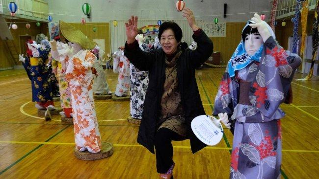 Người đứng sau sự nổi tiếng to&agrave;n cầu n&agrave;y l&agrave; Ayano Tsukimi, một cư d&acirc;n&nbsp;của ng&ocirc;i l&agrave;ng hẻo l&aacute;nh Nagoro ở Nhật Bản. B&agrave; l&agrave;m điều đ&oacute; để chống lại cảm gi&aacute;c trống vắng v&agrave; c&ocirc; đơn ở Nagoro.
