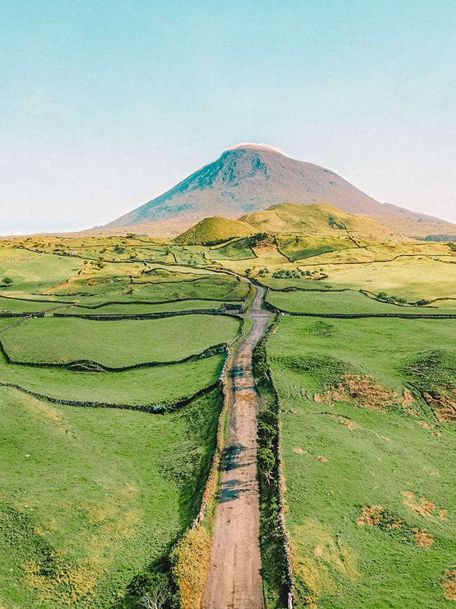 The Azores, Bồ Đ&agrave;o Nha: Cụm đảo giữa Đại T&acirc;y Dương n&agrave;y l&agrave; một trong những quần đảo ngoạn mục nhất ở ch&acirc;u &Acirc;u với những ngọn n&uacute;i lửa, ng&ocirc;i l&agrave;ng tuyệt đẹp v&agrave; khu dự trữ sinh quyển được UNESCO bảo vệ.
