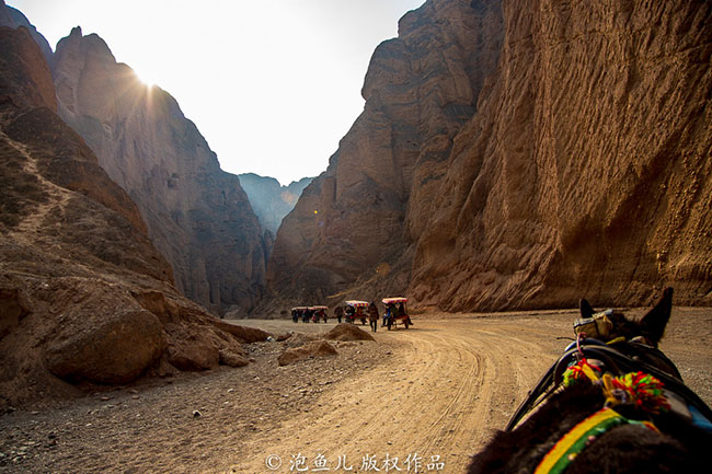 Nhìn từ trên không, địa hình ở đây nhìn chung cao ở phía tây nam và đông bắc, thấp ở giữa. Khu thắng cảnh có những khe núi, vắng vẻ không người ở, người đi lại trong khu vực như lạc vào mê cung, nếu không có người dẫn đường rất dễ bị lạc.
