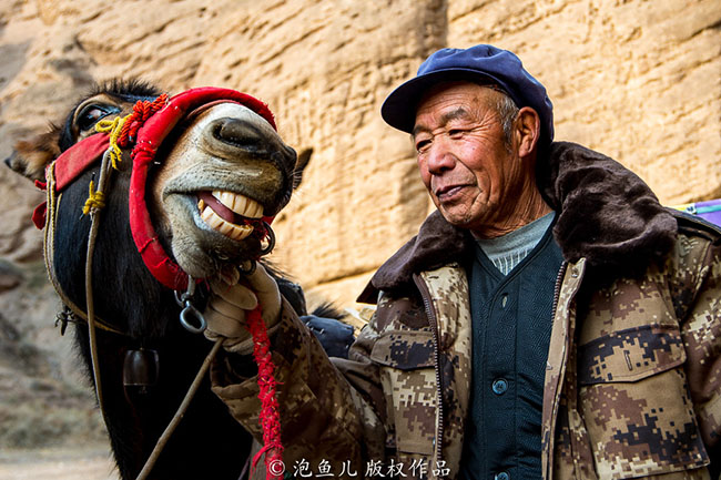 Có xe chuyên dụng để đi trong khu thắng cảnh, tất nhiên, bạn phải bỏ thêm tiền. Nếu bạn đi du lịch một mình, nên thuê một chiếc xe lừa và có người hướng dẫn, giải thích.