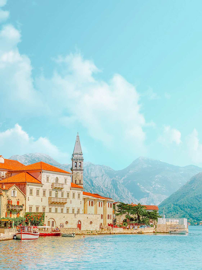 Perast, Montenegro: Persat l&agrave; một thị trấn cổ nhỏ ở Vịnh Kotor v&agrave; l&agrave; một trong những thị trấn đẹp nhất trong khu vực. Thị trấn n&agrave;y c&oacute; một số di t&iacute;ch lịch sử l&acirc;u đời của Venice c&aacute;ch đ&acirc;y h&agrave;ng trăm năm rất đ&aacute;ng để tham quan.
