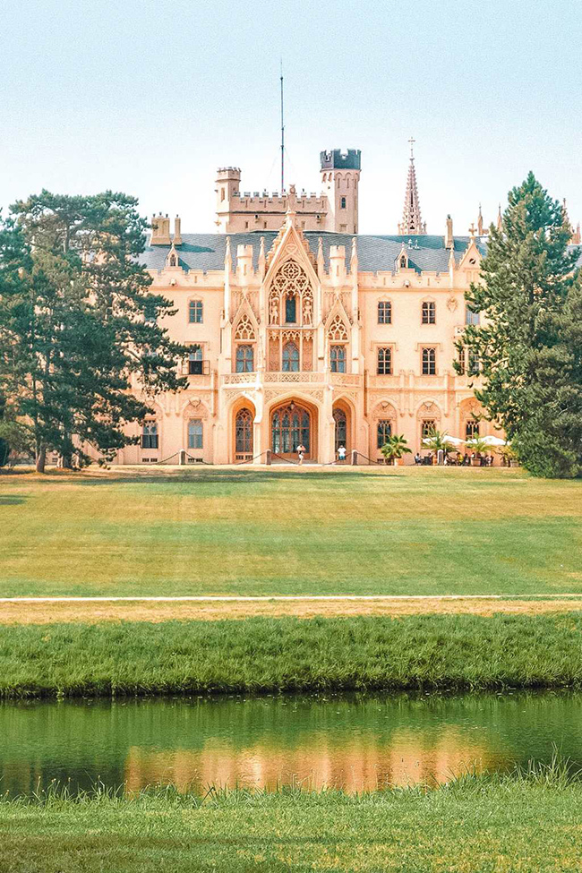 Lednice-Valtice, Czechia: H&atilde;y cố gắng đến thăm L&acirc;u đ&agrave;i Lednice v&agrave; nh&agrave; thờ Đức Mẹ Đồng trinh Mary để được chi&ecirc;m ngưỡng những kiến ​​tr&uacute;c gothic tuyệt vời nhất mọi thời đại.&nbsp;

