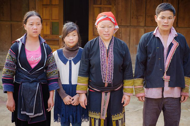 13. &ldquo;C&aacute;c bộ tộc Hmong v&agrave; Dao sống cạnh nhau, nhưng n&oacute;i c&aacute;c ng&ocirc;n ngữ kh&aacute;c nhau.&nbsp;Họ c&oacute; một cuộc sống b&igrave;nh thường ở v&ugrave;ng cao. Phụ nữ l&agrave;m nghề thủ c&ocirc;ng v&agrave; đ&agrave;n &ocirc;ng trồng l&uacute;a.&nbsp;C&aacute;c ng&ocirc;i l&agrave;ng của họ được bao quanh bởi những sườn n&uacute;i đẹp như tranh vẽ với những c&aacute;nh đồng l&uacute;a &rdquo;, Dima n&oacute;i.