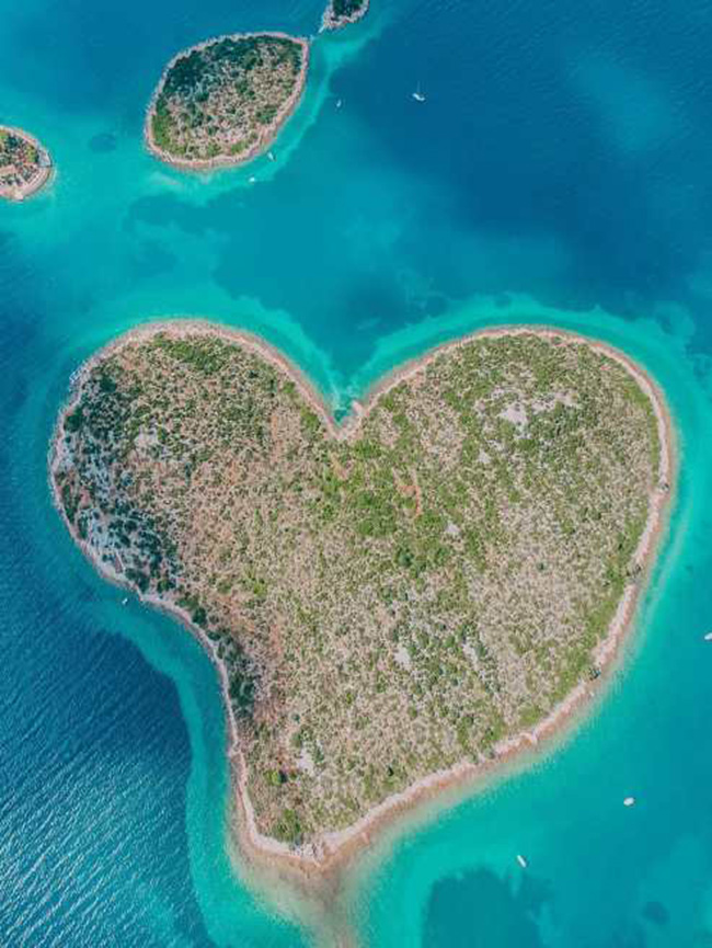 Quần đảo Croatia: Những h&ograve;n đảo Croatia nằm trong tốp những h&ograve;n đảo đẹp nhất ở ch&acirc;u &Acirc;u, nhất l&agrave; h&ograve;n đảo tự nhi&ecirc;n mang h&igrave;nh tr&aacute;i tim n&agrave;y.&nbsp;
