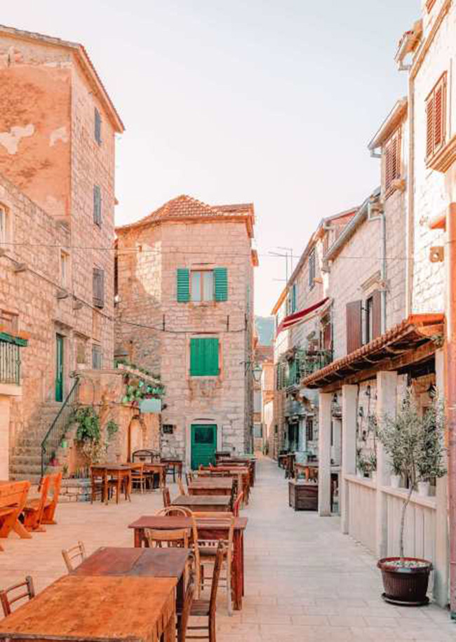 Gotland & Visby, Thụy Điển: Thụy Điển c&oacute; rất nhiều thứ để du kh&aacute;ch trải nghiệm, từ kh&aacute;ch sạn băng ở ph&iacute;a Bắc tới v&ugrave;ng&nbsp;Gothenburg ở ph&iacute;a T&acirc;y. Thụy Điển thực sự l&agrave; một quốc gia đa dạng cho du kh&aacute;ch kh&aacute;m ph&aacute;.
