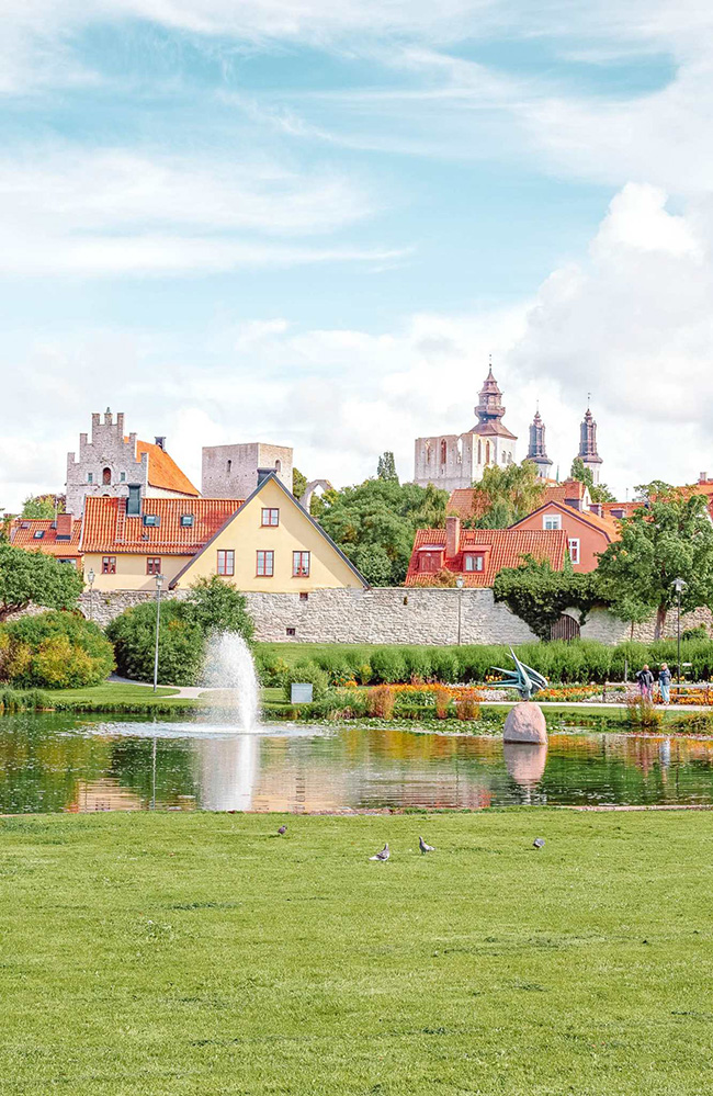 H&atilde;y nhớ gh&eacute; thăm th&agrave;nh phố Visby lịch sử v&agrave; ngắm nh&igrave;n Bức tường Th&agrave;nh đầy ấn tượng, cũng như nếm thử những&nbsp;m&oacute;n hải sản ngon tuyệt tại một trong những nh&agrave; h&agrave;ng trước bến cảng.
