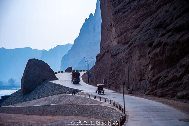 Vào mùa hè, nơi đây nằm trong vùng chuyển tiếp giữa cao nguyên Hoàng thổ và sa mạc Tengger, chênh lệch nhiệt độ giữa buổi sáng và buổi tối rất lớn. Nếu trời nắng, hãy mặc áo tay ngắn vào buổi trưa nhưng buổi tối lại cần mặc áo khoác có lông.