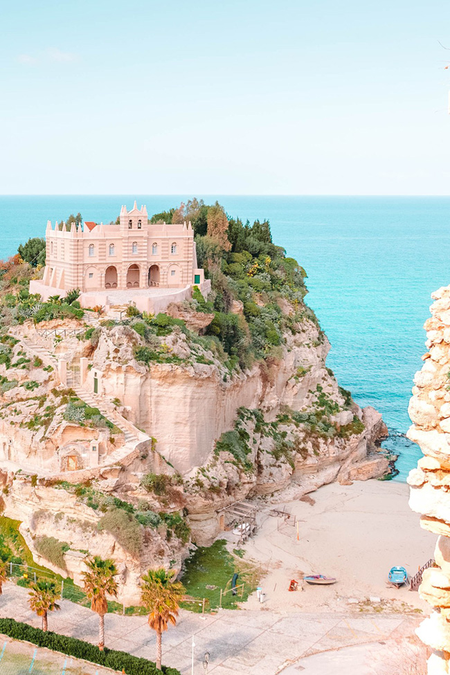 Calabria, &Yacute;: Calabria l&agrave; một giấc mơ của những người y&ecirc;u th&iacute;ch b&atilde;i biển. Một trong những điều tuyệt vời nhất ở Calabria l&agrave; bạn c&oacute; thể d&agrave;nh cả buổi s&aacute;ng phơi m&igrave;nh dưới &aacute;nh nắng c&ugrave;ng s&oacute;ng biển v&agrave; kh&aacute;m ph&aacute; c&aacute;c ng&ocirc;i l&agrave;ng nhỏ v&agrave;o buổi chiều.
