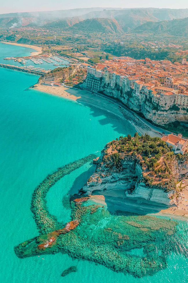 Phong cảnh ở Calabria rất đẹp, đặc biệt l&agrave; thị trấn Tropea v&ocirc; c&ugrave;ng quyến rũ. Đ&acirc;y thực sự l&agrave; một trong những địa điểm ấn tượng&nbsp;ở &Yacute; khi so với c&aacute;c th&agrave;nh phố lớn hơn như Verona hoặc Rome.
