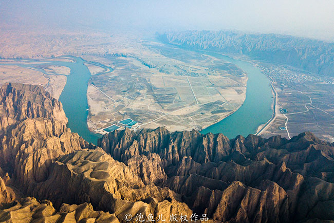 Đến khoảng 10h30, hầu hết các thành viên trong đoàn đều đến đoạn khó nhất của đường mòn rừng đá Hoàng Hà, quãng đường 8km, 1km tiếp theo rất dốc, ngay cả xe máy cũng không lên được.