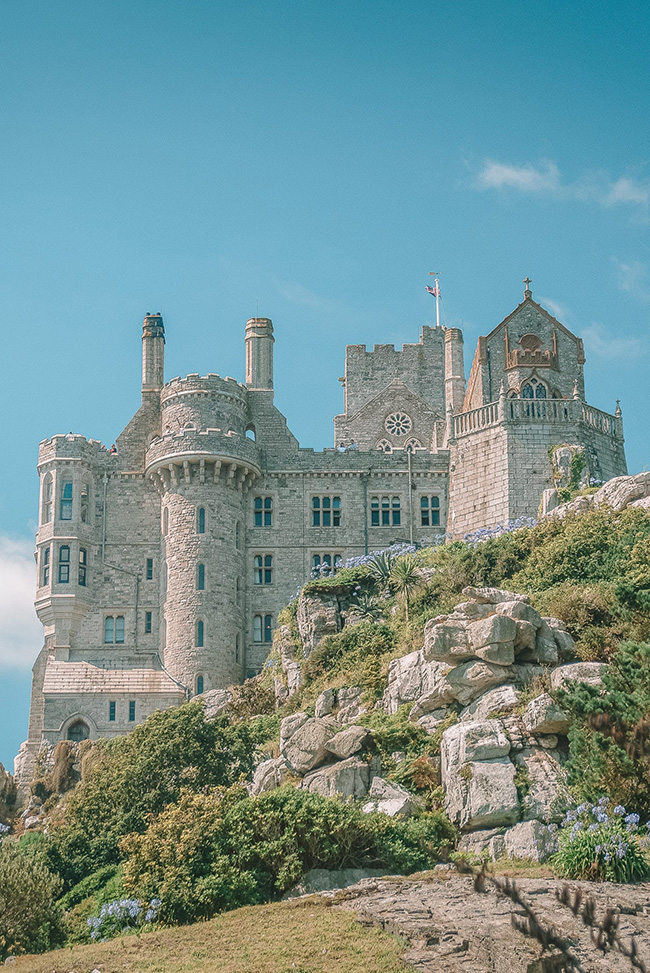 N&uacute;i Th&aacute;nh Michael, Anh: N&uacute;i Th&aacute;nh Michael l&agrave; một trong những di t&iacute;ch lịch sử tuyệt đẹp ở v&ugrave;ng Cornwall, Anh.&nbsp;
