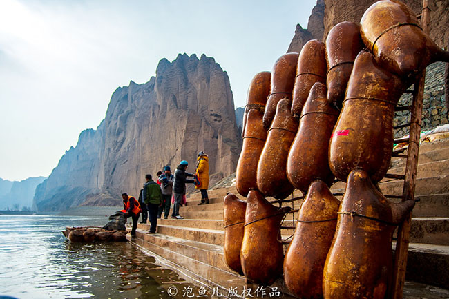 Vì vậy, không có thức ăn và nước uống để bổ sung, các vận động viên chỉ có thể dựa vào chính mình. Điều kinh khủng hơn là mưa gió, gió giật, có thể tưởng tượng ra hoàn cảnh của các cầu thủ khủng khiếp như thế nào.