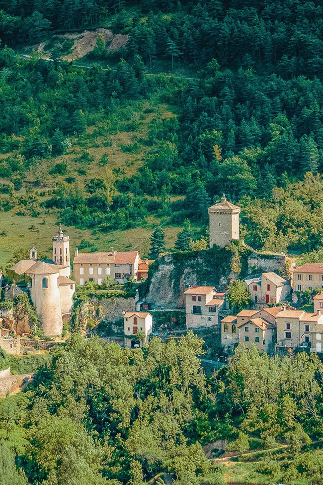 H&atilde;y gh&eacute; thăm Castelbouc, Peyreleau v&agrave; Eglazine. Đ&oacute; l&agrave; những ng&ocirc;i l&agrave;ng nhỏ nằm giữa hẻm n&uacute;i v&agrave; d&ograve;ng s&ocirc;ng, ch&uacute;ng đẹp một c&aacute;ch ho&agrave;n hảo khiến bạn cảm thấy bất ngờ khi được chi&ecirc;m ngưỡng.&nbsp;
