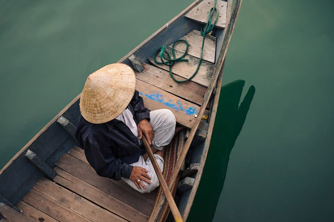 9. Du kh&aacute;ch từ khắp nơi tr&ecirc;n thế giới đến thăm vịnh Hạ Long để ngắm nh&igrave;n những cảnh quan đ&aacute;ng kinh ngạc, ch&egrave;o thuyền, thư gi&atilde;n v&agrave; nếm thử c&aacute; do ngư d&acirc;n địa phương đ&aacute;nh bắt.