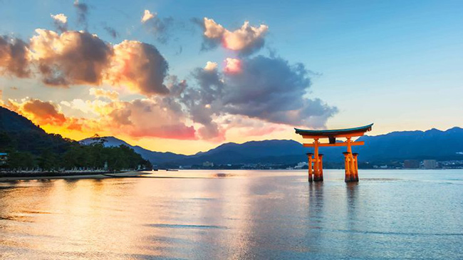 Miyajima: &nbsp;Miyajima nổi tiếng với ng&ocirc;i đền nh&ocirc; ra khỏi mặt nước c&ugrave;ng h&agrave;ng trăm con hươu lang thang tr&ecirc;n khắp h&ograve;n đảo v&agrave; chung sống một c&aacute;ch h&ograve;a b&igrave;nh với con người. &nbsp;