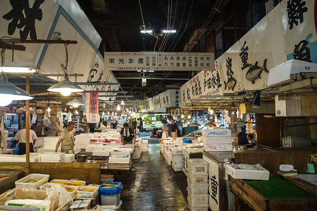 Tsukiji / Toyosu - Chợ c&aacute;:&nbsp;Chợ c&aacute; Tsukiji l&agrave; một trong những địa điểm nổi tiếng nhất trong thế giới ẩm thực với khoảng 14 triệu USD sản phẩm được b&aacute;n ra h&agrave;ng ng&agrave;y. Khu chợ n&agrave;y l&agrave; điểm đến kh&ocirc;ng thể bỏ qua của kh&aacute;ch du lịch đam m&ecirc;&nbsp;ẩm thực trong suốt&nbsp;nhiều thập kỷ.