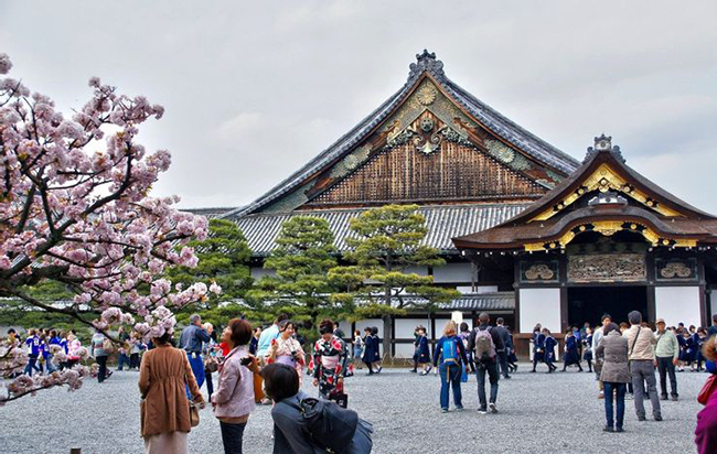 L&acirc;u đ&agrave;i Nijo:&nbsp;150 năm trước l&acirc;u đ&agrave;i Nijo&nbsp;đ&atilde; được ho&agrave;n th&agrave;nh ở Kyoto. L&acirc;u đ&agrave;i n&agrave;y nằm ở giữa Kyoto v&agrave; đ&atilde; trở th&agrave;nh một điểm đến lịch sử kh&aacute; nổi tiếng.