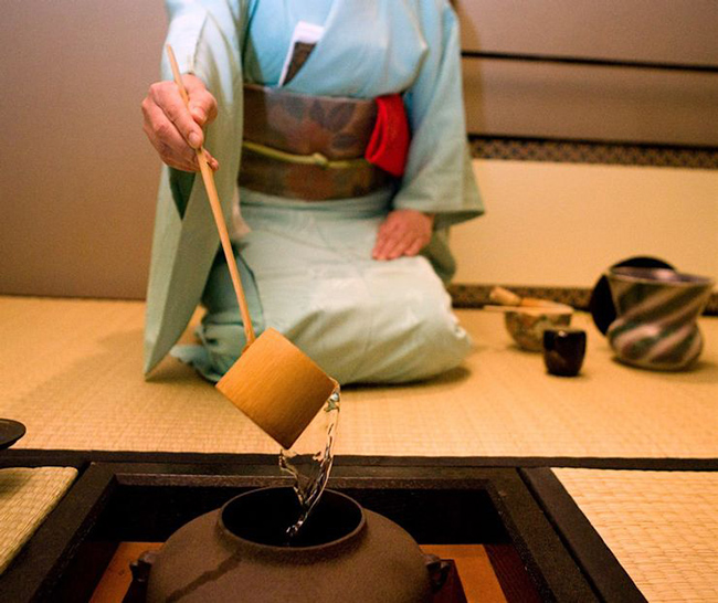 Tr&agrave; đạo: Một trong những kh&iacute;a cạnh kh&aacute; quan trọng trong văn h&oacute;a Nhật Bản l&agrave; nghi lễ tr&agrave; đạo. Đ&acirc;y l&agrave; một qu&aacute; tr&igrave;nh n&agrave;y rất tỉ mỉ, ch&iacute;nh x&aacute;c đến mức n&oacute; trở th&agrave;nh một trải nghiệm đầy m&ecirc; hoặc.&nbsp;