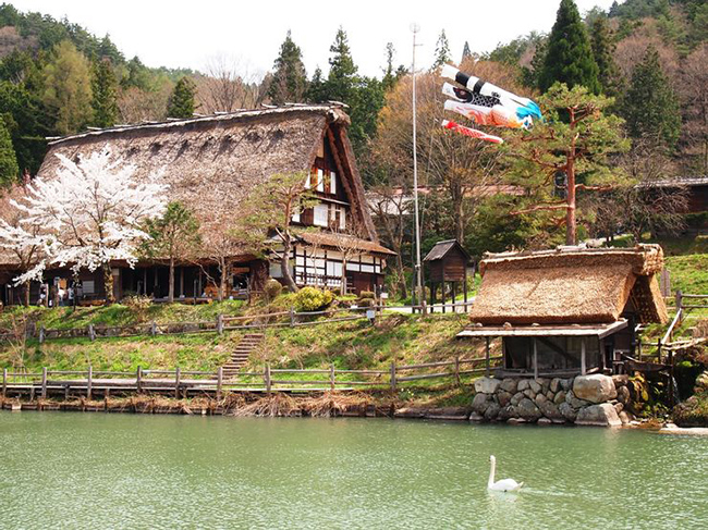 Hida - L&agrave;ng d&acirc;n gian: Nếu bạn muốn biết Nhật Bản 200 năm trước như thế n&agrave;o, h&atilde;y gh&eacute; thăm l&agrave;ng d&acirc;n gian Hida. Đ&acirc;y&nbsp;l&agrave; nơi lưu trữ rất nhiều&nbsp;c&aacute;c hiện vật lịch sử gợi nhớ lại qu&aacute; khứ.&nbsp;