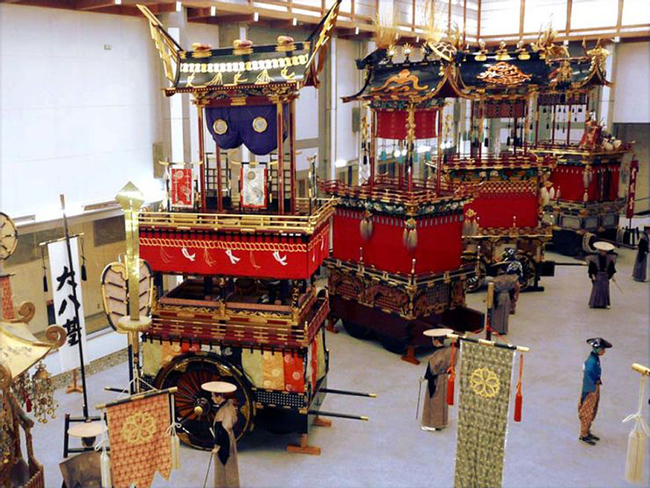 Lễ hội Rước Kiệu: Takayama nổi tiếng với lễ hội Takayama Matsuri được tổ chức 2 lần một năm. Những chiếc kiệu n&agrave;y được d&ugrave;ng trong c&aacute;c buổi lễ từ xa xưa v&agrave; may mắn c&ograve;n tồn tại cho đến tận ng&agrave;y nay.&nbsp;