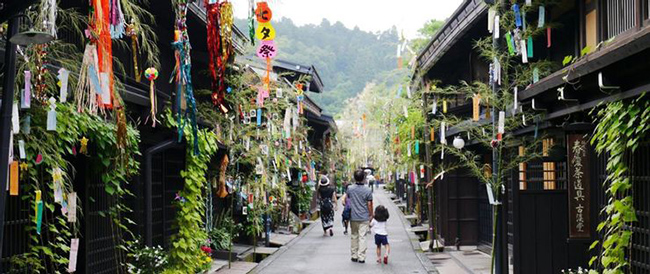 Takayama - L&agrave;ng lịch sử: Takayama l&agrave; một th&agrave;nh phố ở miền trung Nhật Bản, ẩn m&igrave;nh giữa n&uacute;i v&agrave; rừng. Th&agrave;nh phố c&oacute; bề d&agrave;y lịch sử v&agrave; chắc chắn đ&acirc;y sẽ l&agrave; một nơi l&yacute; tưởng để đến nếu bạn y&ecirc;u th&iacute;ch kh&aacute;m ph&aacute; thi&ecirc;n nhi&ecirc;n.