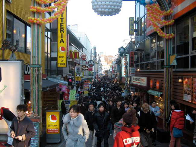 Đại lộ Takeshita - Trung t&acirc;m mua sắm: Khu vực n&agrave;y của Tokyo chủ yếu bao gồm c&aacute;c cửa h&agrave;ng nhỏ, độc lập được giới trẻ ưa chuộng với những m&oacute;n qu&agrave; độc đ&aacute;o c&oacute; một kh&ocirc;ng hai tr&ecirc;n thế giới.&nbsp;