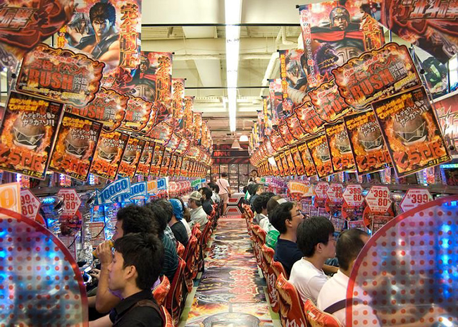 Pachinko Parlors. Ở Nhật Bản, bạn c&oacute; thể bắt gặp những m&aacute;y Pachinko c&oacute; mặt ở khắp mọi nơi, nhiều nhất l&agrave; ở gần c&aacute;c ga xe điện ngầm. Đ&acirc;y l&agrave; một loại m&aacute;y chơi game với nhiều phần thưởng may mắn.&nbsp;Đa số người Nhật sẽ chơi cho vui tuy nhi&ecirc;n vẫn c&oacute; người coi n&oacute; như c&aacute;ch để kiếm tiền.&nbsp;
