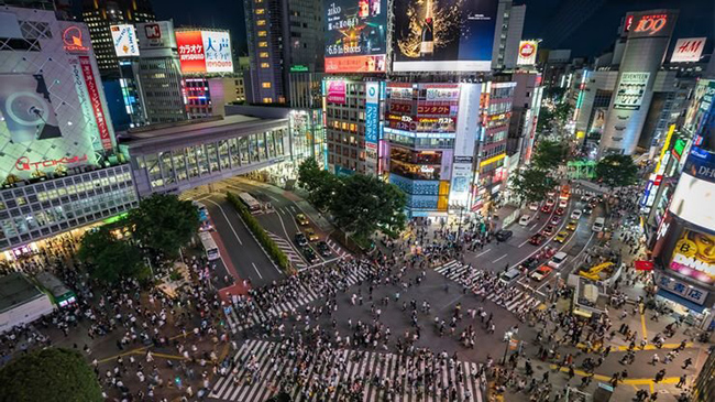 Shibuya Crossing - Giao lộ đ&ocirc;ng đ&uacute;c nhất thế giới: Giao lộ n&agrave;y lớn ngang với c&aacute;c giao lộ ở New York, London v&agrave; Paris nhưng c&oacute; thể thu h&uacute;t lượng người đi bộ mỗi ng&agrave;y nhiều hơn bất kỳ th&agrave;nh phố n&agrave;o kể tr&ecirc;n.