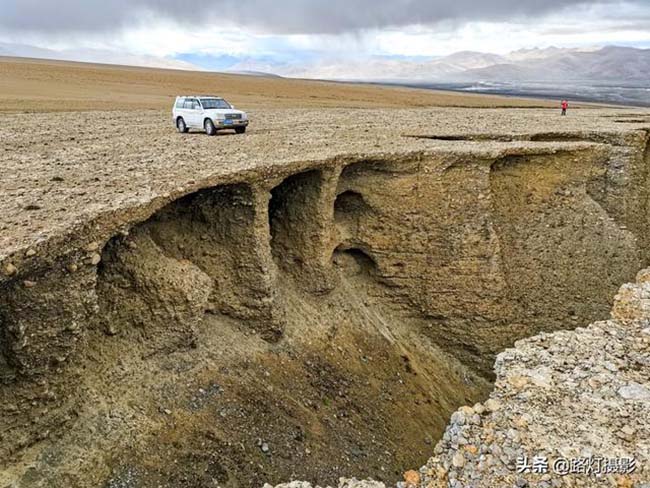 Dưới đ&aacute;y hẻm n&uacute;i c&oacute; một con s&ocirc;ng h&igrave;nh th&agrave;nh v&agrave;o th&aacute;ng 7 v&agrave; th&aacute;ng 8 do tuyết tan từ d&atilde;y Himalaya. Khi hẻm n&uacute;i biến mất trong v&ugrave;ng đầm lầy Dingjie do tuyết tan chảy xuống đ&aacute;y thung lũng, n&oacute; sẽ tạo ra một nơi tuyệt vời để sinh tồn tr&ecirc;n cao nguy&ecirc;n cằn cỗi n&agrave;y.
