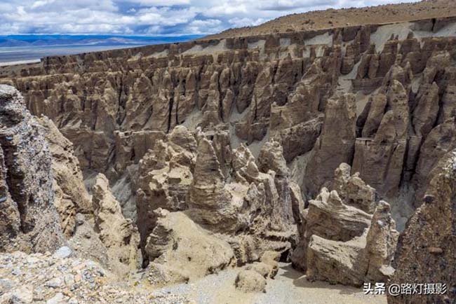 Tuyết tan tr&ecirc;n d&atilde;y Himalaya v&agrave;o th&aacute;ng 7 v&agrave; th&aacute;ng 8 hằng năm tạo th&agrave;nh s&ocirc;ng. Sau h&agrave;ng trăm ngh&igrave;n năm bị x&oacute;i m&ograve;n, h&igrave;nh th&agrave;nh n&ecirc;n rừng đất đ&aacute; với nhiều h&igrave;nh dạng kh&aacute;c nhau như thế n&agrave;y.
