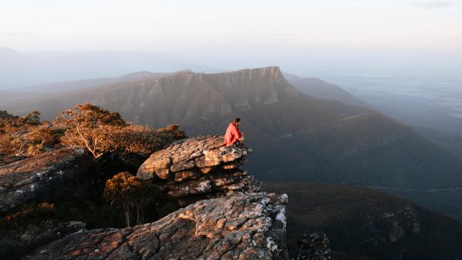 The Grampians, Gariwerd - Victoria: Với tầm nh&igrave;n tuyệt đẹp, những con đường đi bộ ho&agrave;nh tr&aacute;ng v&agrave; một loạt t&aacute;c phẩm nghệ thuật tr&ecirc;n đ&aacute; rất ấn tượng của thổ d&acirc;n, một chuyến tham quan ở đ&acirc;y sẽ l&agrave;m h&agrave;i l&ograve;ng bạn.&nbsp;