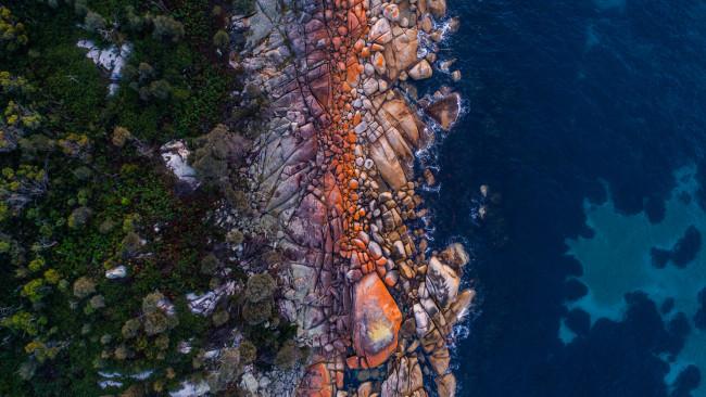 Khu bảo tồn Vịnh Lửa - Tasmania: B&atilde;i biển đầy c&aacute;t trắng, những tảng đ&aacute; lốm đốm m&agrave;u cam v&agrave; l&agrave;n nước m&agrave;u ngọc lam lấp l&aacute;nh khiến khu bảo tồn Vịnh Lửa trở th&agrave;nh một điểm đến kh&ocirc;ng thể thiếu của nhiều du kh&aacute;ch.&nbsp;