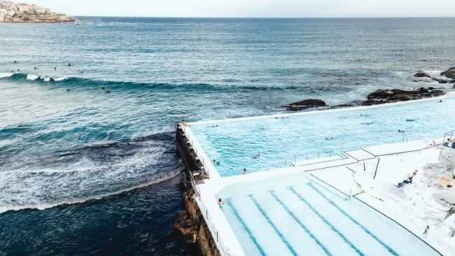 Bondi - New South Wales: Khi đứng tr&ecirc;n n&uacute;i băng Bondi v&agrave;o buổi s&aacute;ng m&ugrave;a h&egrave;, nhấm nh&aacute;p một t&aacute;ch c&agrave; ph&ecirc; v&agrave; ngắm những người lướt v&aacute;n đang bắt s&oacute;ng, bạn sẽ cảm thấy thật sự thỏa m&atilde;n.&nbsp;
