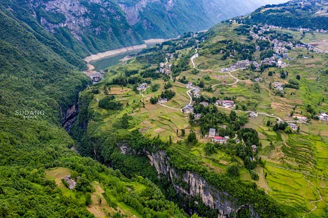Nếu hỏi &ldquo;đ&acirc;u l&agrave; vết sẹo đẹp nhất Trung Quốc&rdquo;, c&oacute; lẽ người ta sẽ nghĩ ngay đến hẻm n&uacute;i s&acirc;u nhất Trung Quốc: Enshi Grand Canyon, ở th&agrave;nh phố &Acirc;n Thi, tỉnh Hồ Bắc. Đ&acirc;y l&agrave; hẻm n&uacute;i rất lớn, c&oacute; địa h&igrave;nh karst phức tạp duy nhất tr&ecirc;n thế giới kết hợp đồng thời đứt g&atilde;y, hố sụt, cột đ&aacute;.