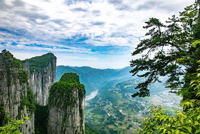 Trong h&agrave;ng ngh&igrave;n năm, cột đ&aacute; b&iacute; ẩn n&agrave;y được đ&aacute;nh gi&aacute; l&agrave; 1 trong 40 địa điểm c&oacute; phong cảnh đẹp nhất Trung Quốc. Đ&acirc;y l&agrave; cảnh quan mang t&iacute;nh biểu tượng của Enshi Grand Canyon.