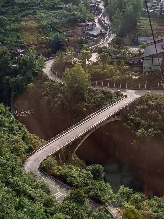 Đỉnh của vết đứt g&atilde;y tr&ecirc;n mặt đất l&agrave; địa tầng Trias được h&igrave;nh th&agrave;nh c&aacute;ch đ&acirc;y 203 đến 250 triệu năm, l&agrave; thời kỳ đầu của Đại Trung sinh.&nbsp;Đ&aacute;y đứt g&atilde;y l&agrave; địa tầng Permi được h&igrave;nh th&agrave;nh c&aacute;ch đ&acirc;y 250 đến 290 triệu năm, Permi l&agrave; thời kỳ cuối c&ugrave;ng của Đại Cổ sinh.&nbsp;Mặc d&ugrave; sự kh&aacute;c biệt về độ cao giữa đỉnh v&agrave; đ&aacute;y của đường nối đất chỉ từ 70 đến 130 m&eacute;t, nhưng n&oacute; đ&atilde; k&eacute;o d&agrave;i h&agrave;ng trăm triệu năm giữa hai đường n&agrave;y.