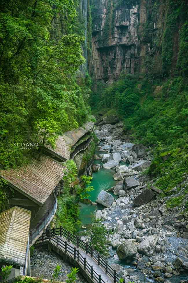 N&oacute; c&oacute; tổng chiều d&agrave;i 3,6km, độ s&acirc;u trung b&igrave;nh 75m v&agrave; chiều rộng 15m, 2 bờ dốc, c&oacute; th&aacute;c nước xếp tầng v&agrave; nước chảy r&oacute;c r&aacute;ch.&nbsp;Theo nghi&ecirc;n cứu thực địa do Đại học Khoa học Địa chất Trung Quốc thực hiện, đ&acirc;y l&agrave; vết nứt duy nhất tr&ecirc;n thế giới c&oacute; tuổi địa chất kh&aacute;c nhau ở 2 b&ecirc;n eo biển.