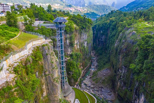 Khe nứt mặt đất Yunlong được h&igrave;nh th&agrave;nh c&aacute;ch đ&acirc;y &iacute;t nhất 50 triệu năm, n&oacute; li&ecirc;n tục bị x&oacute;i m&ograve;n tr&ecirc;n bề mặt v&agrave; tạo th&agrave;nh c&aacute;c hố sụt, s&ocirc;ng ngầm b&ecirc;n dưới. Dưới ảnh chụp từ tr&ecirc;n kh&ocirc;ng, n&oacute; tr&ocirc;ng giống như một "vết sẹo" khổng lồ.
Nếu như bạn kh&ocirc;ng th&iacute;ch leo n&uacute;i, c&oacute; thể sử dụng thang m&aacute;y tại đ&acirc;y. Thang m&aacute;y được x&acirc;y dựng thẳng đứng dọc theo ngọn n&uacute;i, cao 130m.