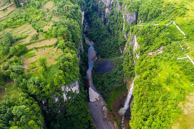 Enshi Grand Canyon được ph&aacute;t hiện bởi một đo&agrave;n th&aacute;m hiểm Trung - Ph&aacute;p v&agrave;o năm 2004, với tổng chiều d&agrave;i 108km v&agrave; diện t&iacute;ch hơn 300km2.