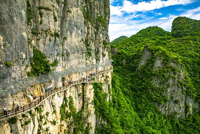 Con đường v&aacute;n ở hẻm n&uacute;i Enshi Grand Canyon được x&acirc;y dựng dọc theo c&aacute;c v&aacute;ch đ&aacute;, ngoằn ngo&egrave;o từ giữa l&ecirc;n đỉnh n&uacute;i.&nbsp;Men theo con đường v&aacute;n mạo hiểm, cảnh quan n&uacute;i đ&aacute; v&ocirc;i hiện ra rất ngoạn mục.