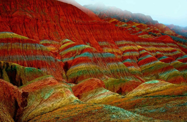 Đan H&agrave;, Trung Quốc: Được h&igrave;nh th&agrave;nh từ sa thạch đỏ v&agrave; t&aacute;c động từ thi&ecirc;n nhi&ecirc;n, cảnh quan n&agrave;y đ&atilde; được ghi t&ecirc;n&nbsp;v&agrave;o danh s&aacute;ch di sản thế giới v&agrave;o năm 2010. Đ&acirc;y l&agrave; một trong những nơi bạn phải tận mắt chứng kiến.&nbsp;
