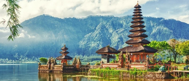 Bali, Indonesia: Với mặt trời rực rỡ, biển xanh thẳm v&agrave; những b&atilde;i biển d&agrave;i,&nbsp;Bali ch&iacute;nh&nbsp;l&agrave; thi&ecirc;n đường nhiệt đới d&agrave;nh cho bạn. Với kh&iacute; hậu tuyệt vời v&agrave; những nơi kh&aacute;c nhau để kh&aacute;m ph&aacute;, đ&acirc;y l&agrave; một h&ograve;n đảo kh&ocirc;ng thể bỏ qua.
