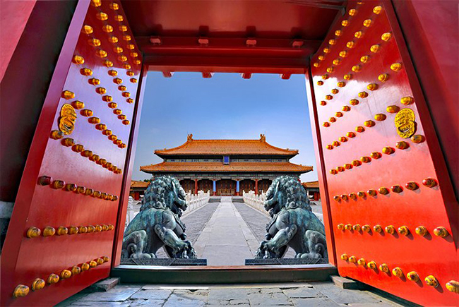 Bắc Kinh, Trung Quốc: Kh&ocirc;ng chỉ l&agrave; một trong những th&agrave;nh phố đ&ocirc;ng d&acirc;n nhất tr&ecirc;n thế giới, Bắc Kinh cũng l&agrave; một trong những th&agrave;nh phố l&acirc;u đời nhất. Bạn c&oacute; thể kh&aacute;m ph&aacute; lịch sử nơi n&agrave;y bằng c&aacute;ch đi bộ trong c&aacute;c d&atilde;y nh&agrave; cổ, những con ng&otilde; hẹp với những ng&ocirc;i nh&agrave; truyền thống.
